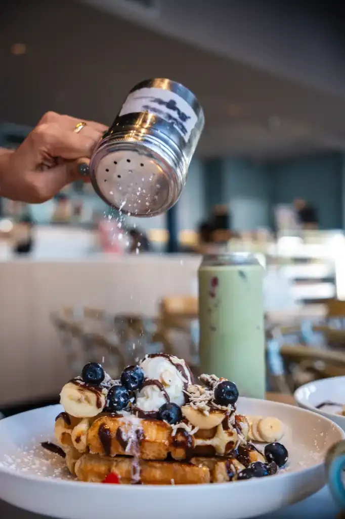 French toast with berries